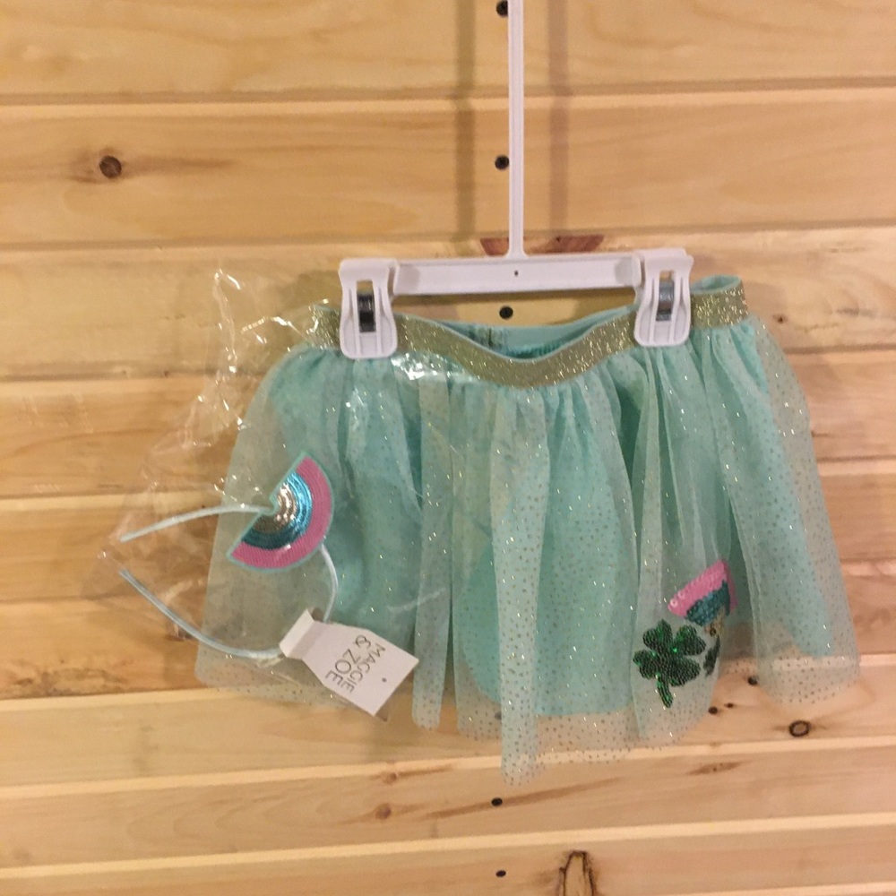 At Patrick’s day skirt and headband girl